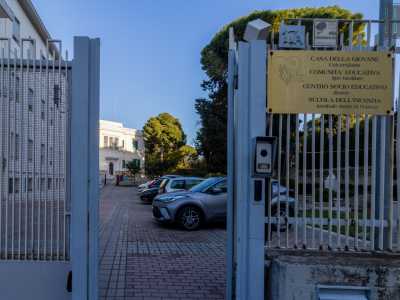 In via Annibale di Francia, l� dove si trova l�entrata del complesso...

